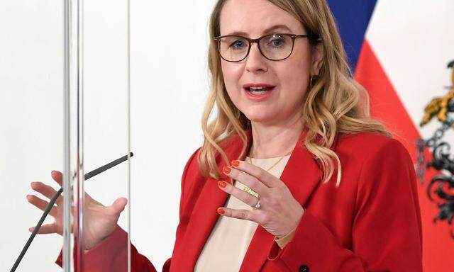 Wirtschaftsministerin Margarete Schramböck beklagt politischen Stil.  