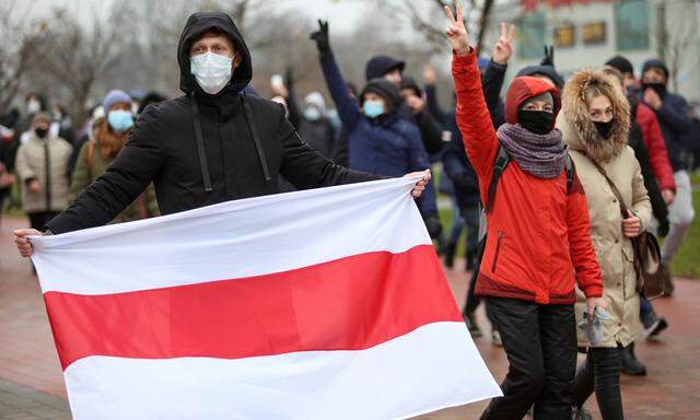 Die weiß-rot-weiße Fahne, das verbotene Zeichen der Demonstranten, war am Sonntag wieder zu sehen. 