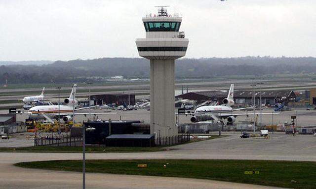 Londoner Flughafen Gatwick steht still, Panne im Tower