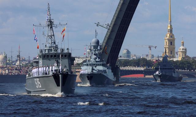 Archivbild: Das russische Minensuchboot „Pavel Khenov“ sowie die Raketenkorvetten „Uglich“ und „Sovetsk“ fahren während der jährlichen Parade zum Tag der Marine in Sankt Petersburg, Russland, am 30. Juli 2023 auf der Newa.