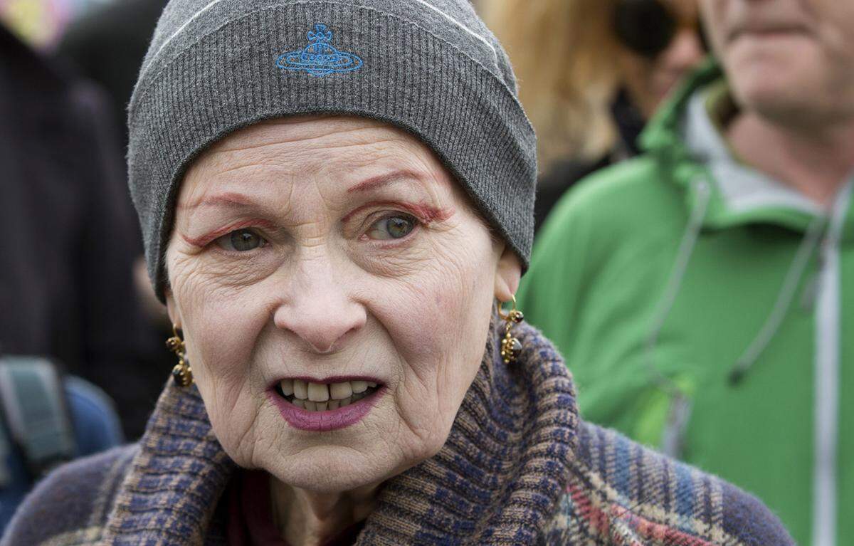 Vivienne Westwood ist für ihren exzentrischen Look bekannt, das macht sich auch in ihrem Augen-Make-up bemerkbar.