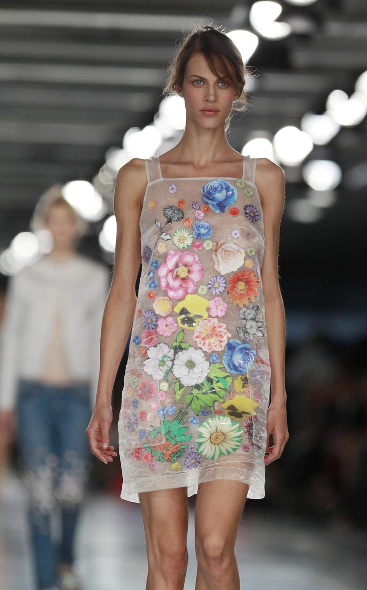 Auf einem transparenten Kleid kommt die Flora noch besser zur Geltung, wie Christopher Kane beweist.