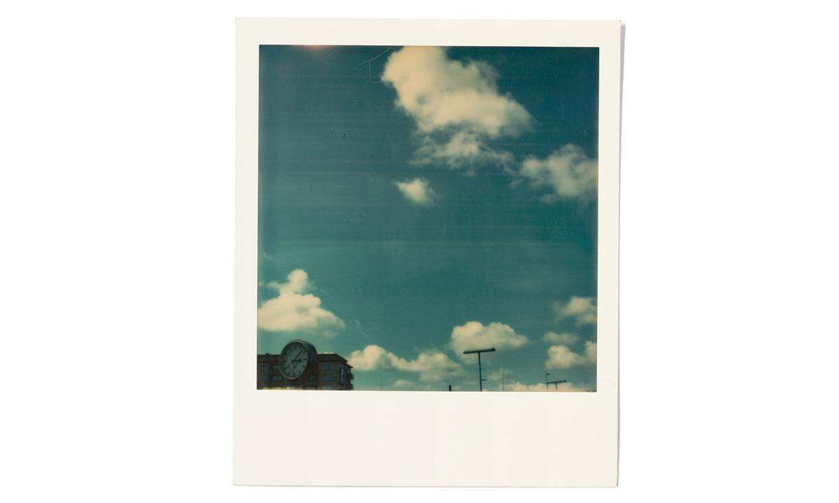 Wie schön sich Wim Wenders ausdrückt: "Eine Wolke will sofort eine Antwort haben." Darum hat der Regisseur den Himmel auch stets nur mit Polaroidkamera fotografiert und neuerdings mit dem Smartphone. Versammelt sind Wenders Schnappschüsse aus drei Jahrzehnten in "Sofortbilder".