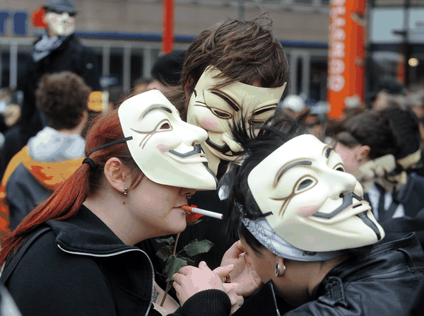 Viele waren mit Guy-Fawkes-Masken kostümiert, dem Symbol von Anonymous und der Occupy-Wall-Street-Bewegung.