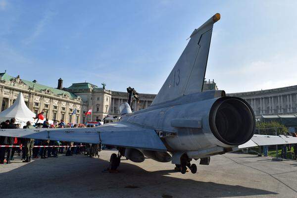 Während sich immer mehr Menschen bei strahlendem Herbstwetter den Weg zwischen Sanitärstation (hier werden Gesundheitschecks angeboten), Kletterturm, Eurofighter,...