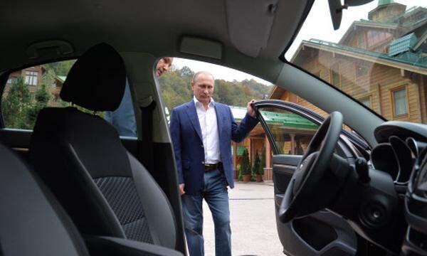 Kremlchef Wladimir Putin testet ein Auto von Avtovaz.