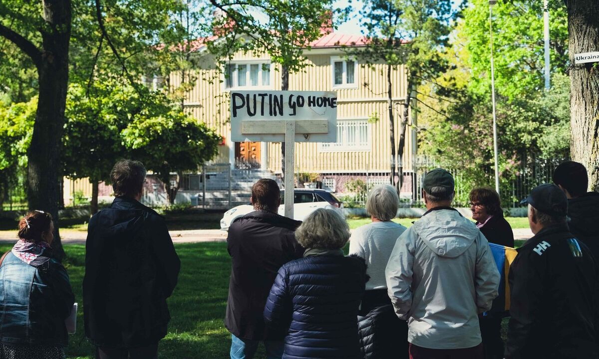 "Putin, go home": Bewohner der Insel demonstrieren gegen den russischen Angriffskrieg.