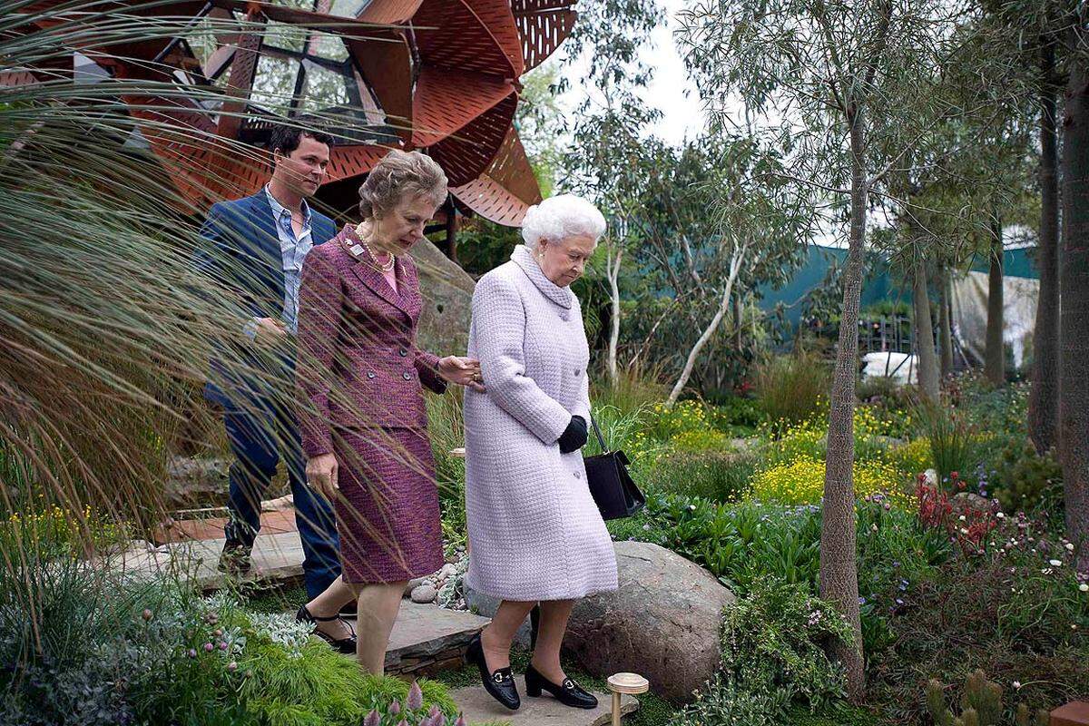 Zum großen Jubiläum kam die Chefin persönlich vorbei, Queen Elizabeth II bei der Eröffnung der Schau.