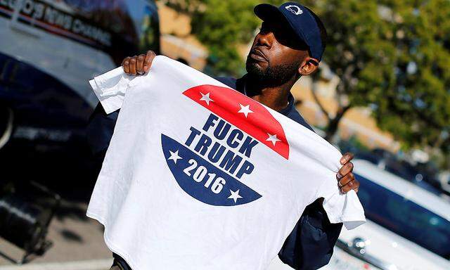 Ein Trump-Gegner verkauft T-shirts.