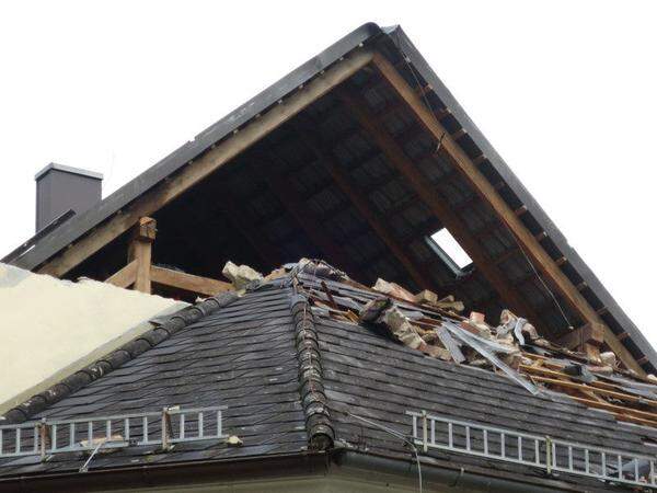 In Feldkirchen stürzte eine Giebelmauer der landwirtschaftlichen Schule ein.
