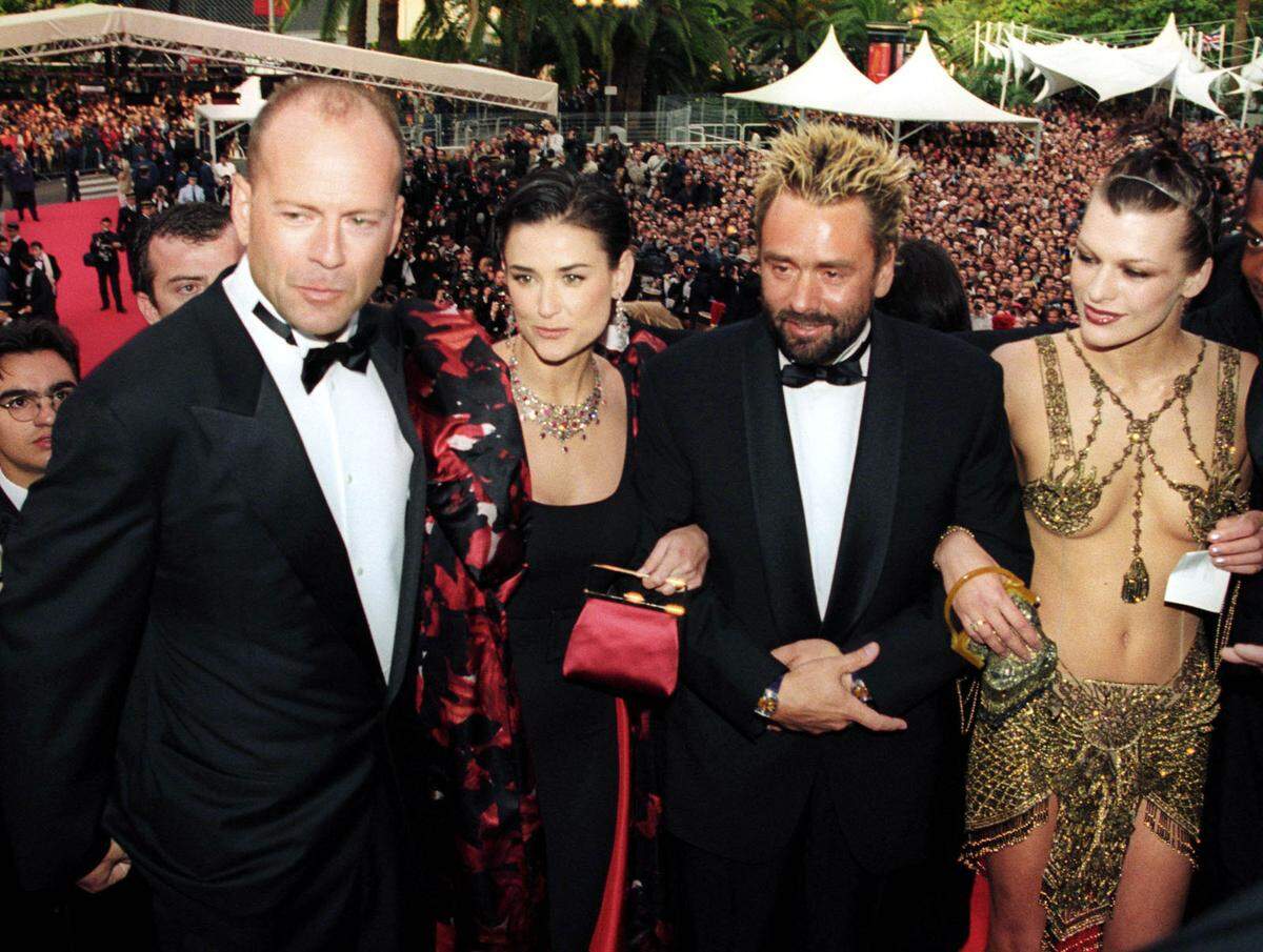 Als Bruce Willis noch mit Demi Moore verheiratet war und Model und Schauspielerin Milla Jovovich auf dem roten Teppich vor allem auffallen wollte, entstand dieses Bild 1997.