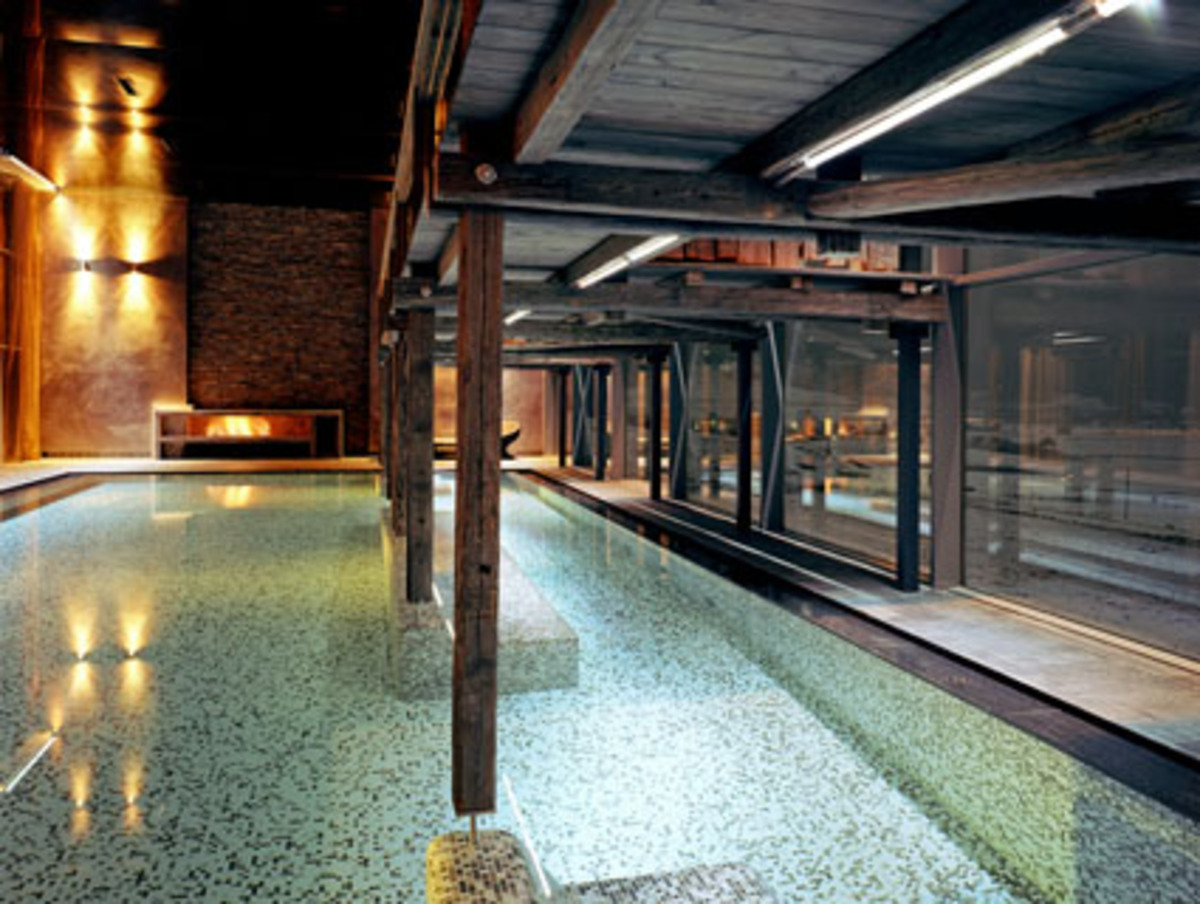 Das Becken verfügt über eine Länge von 17 Metern und einen beneidenswert schönen Ausblick auf die schneebedeckte Landschaft und die Zugspitze. Das Sole-Außenbecken ist auch im Winter benutzbar. Zur Vorbeugung in der kalten Jahreszeit tut auch die Sole-Inhalationsgrotte ihr Gutes. Für ein „Mehr an Privatheit“ sorgen ein eigener Ladys- und ein VIP-Spa.