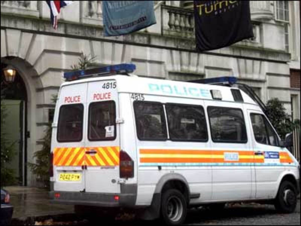 Die britische Polizei ermittelt offiziell wegen Mordes. Bisher hatten die Behörden lediglich von einem ungeklärten Todesfall gesprochen. Gleichzeitig betont Scotland Yard, es gebe noch keine Ergebnisse hinsichtlich der Motive oder der Identität möglicher Verantwortlicher.