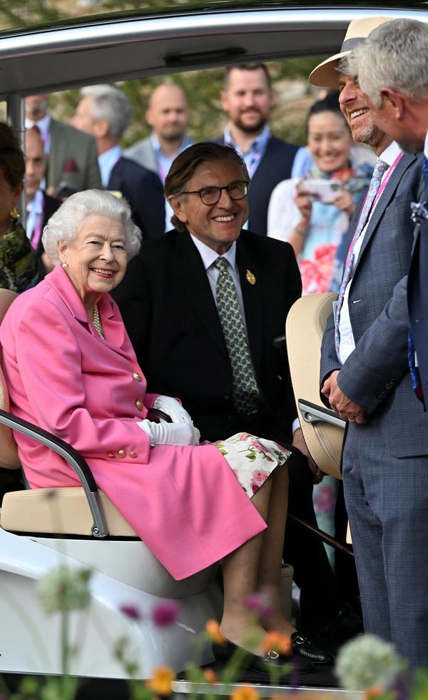 Die Schau sah sich die Queen dieses Jahr aus dem Golf-Buggy an.