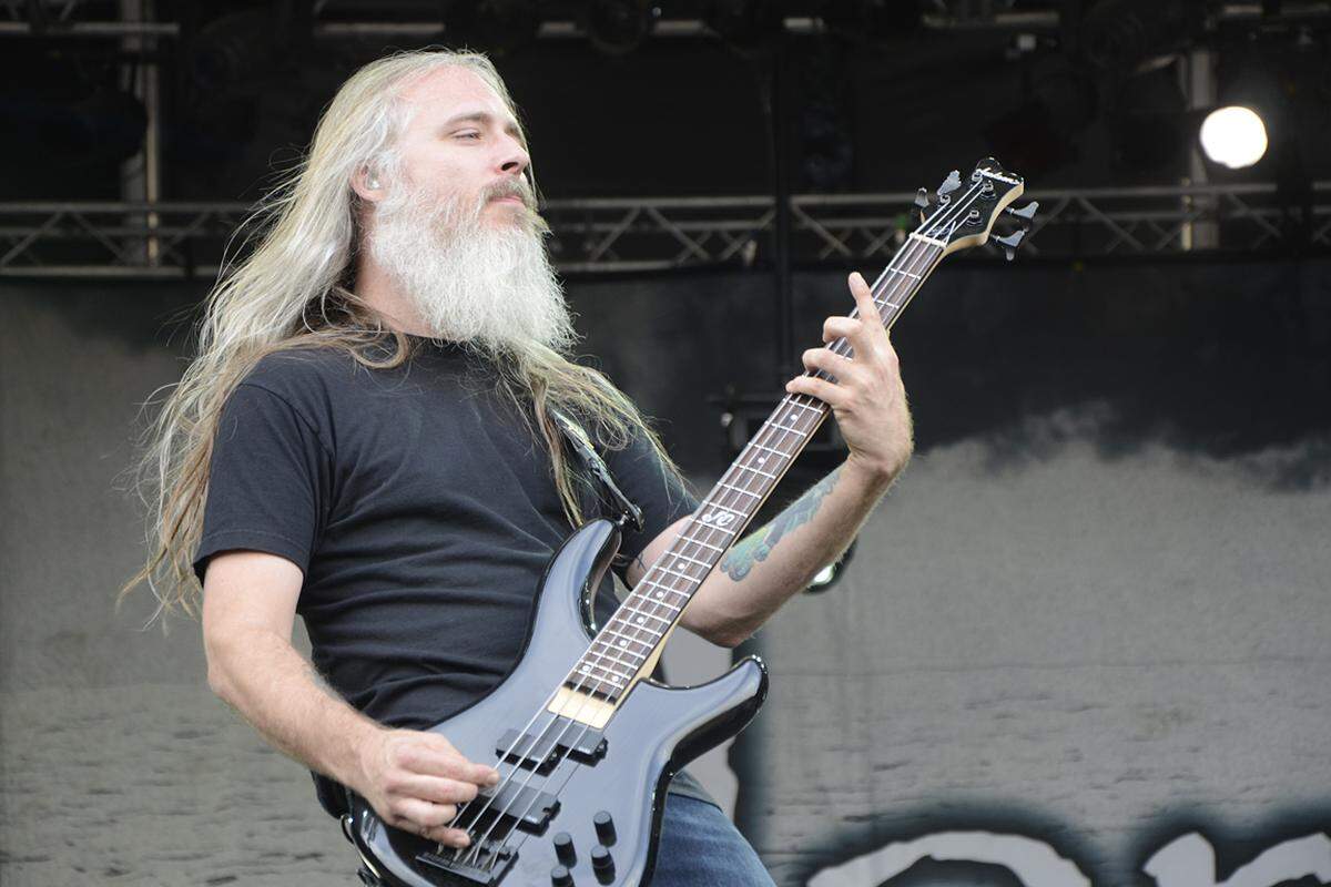 Auf der Red Stage läuteten Lamb of God das Abendprogramm ein. Wuchtige Schlagzeugsounds (zwei Bass-Drums!) und Mitsing- oder Mitgrölpassagen begeisterten das Publikum, das in Massen vor die Bühne gestürmt war.  Im Bild: Bassist John Campbell