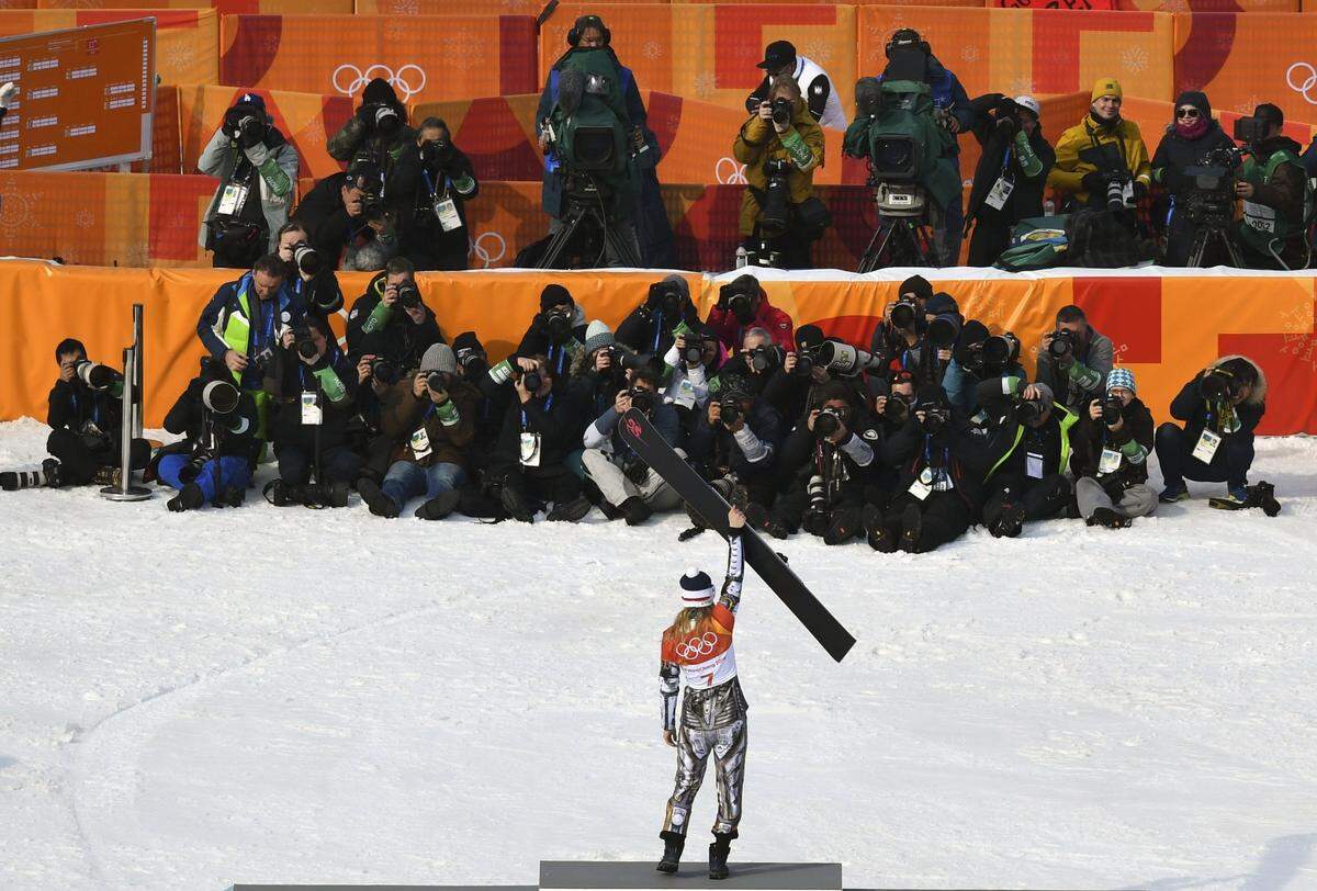 Wie erwartet gewann sie in Pyeongchang auch den Parallel-Riesentorlauf der Snowboarder. Damit hat sie Historisches geschafft: Ledecka ist erst die fünfte Sportlerin, die Gold in zwei verschiedenen Sportarten gewinnt, und die erste Dame, der das bei ein und denselben Winterspielen gelingt. 
