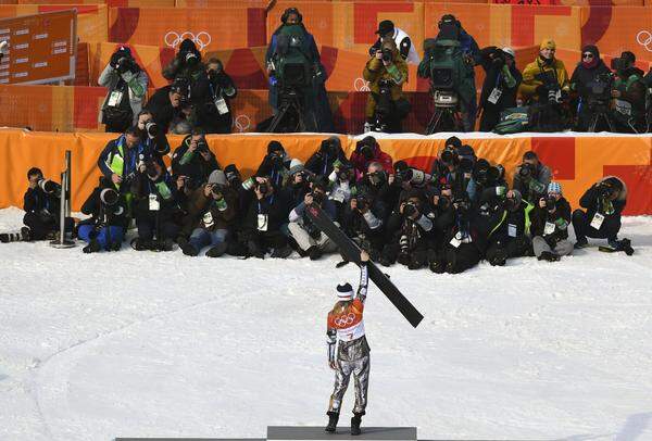 Wie erwartet gewann sie in Pyeongchang auch den Parallel-Riesentorlauf der Snowboarder. Damit hat sie Historisches geschafft: Ledecka ist erst die fünfte Sportlerin, die Gold in zwei verschiedenen Sportarten gewinnt, und die erste Dame, der das bei ein und denselben Winterspielen gelingt. 