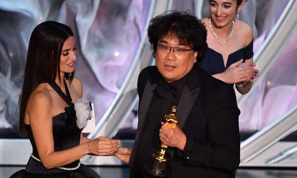 Gewinner des Abends war aber der südkoreanische Film "Parasite". Regisseur Bong Joon Ho konnte sein Glück kaum fassen, sein Sieg war ihm fast unangenehm. "Parasite" bekam den Oscar für den besten fremdsprachigen Film und den besten Film - er ist damit der erste nicht-englischsprachige Film, der in dieser Kategorie siegt. Bong Joon Ho wurde zudem zum besten Regisseur gekürt.