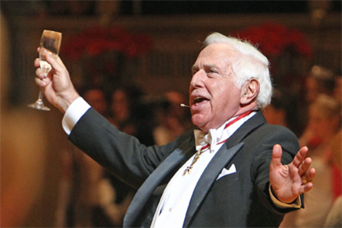 Eine typische Wiener Hassliebe fand am 54. Opernball seinen Abschluss: Der scheidende Staatsoperndirektor Ioan Holender (siehe Bild) richtete seinen letzten Ball aus. Er hat seinem Missfallen gegenüber der gesellschaftlichen Walzerseligkeit und der Berichterstattung über selbige nicht selten Nachdruck verliehen.