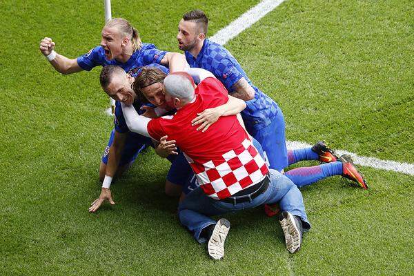 Luka Modrić schoss Kroatien schließlich zum 1:0-Sieg gegen die Türkei - beim Torjubel wurde er auch von einem Fan geherzt.