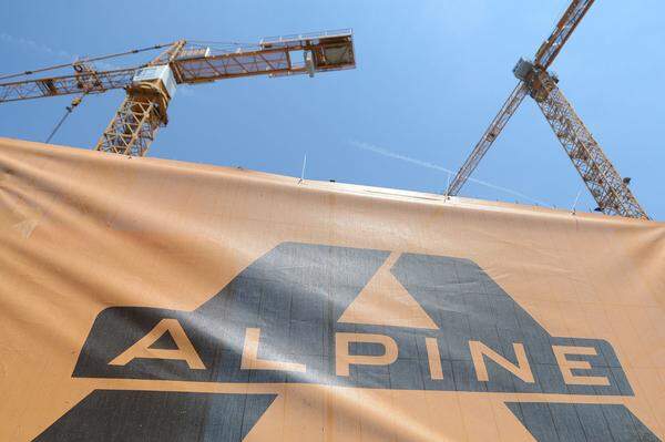 Der Konkurs der Alpine Bau ist, gemessen an den Verbindlichkeiten, die größte Insolvenz der Nachkriegsgeschichte. Die Passiva betrugen 3,8 Mrd. Euro. Mehr als 4900 Mitarbeiter waren von der Rekordpleite des Salzburger Baukonzerns betroffen.