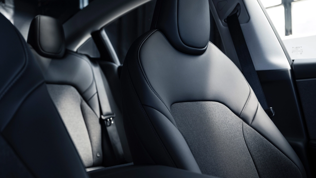 Les sièges sont en partie en cuir artificiel et en tissu, chauffants mais non ventilés, comme dans les modèles premium.