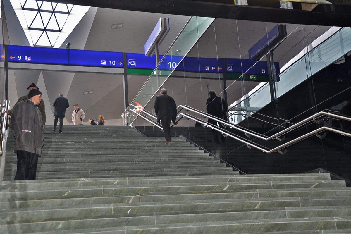 Zurück zu den fertigen Bahnsteigen neun bis zwölf. Hier wird die Ostbahn bald halten. Fernverkehrszüge werden den Hauptbahnhof - wie schon jetzt - übrigens weiterhin durchfahren.