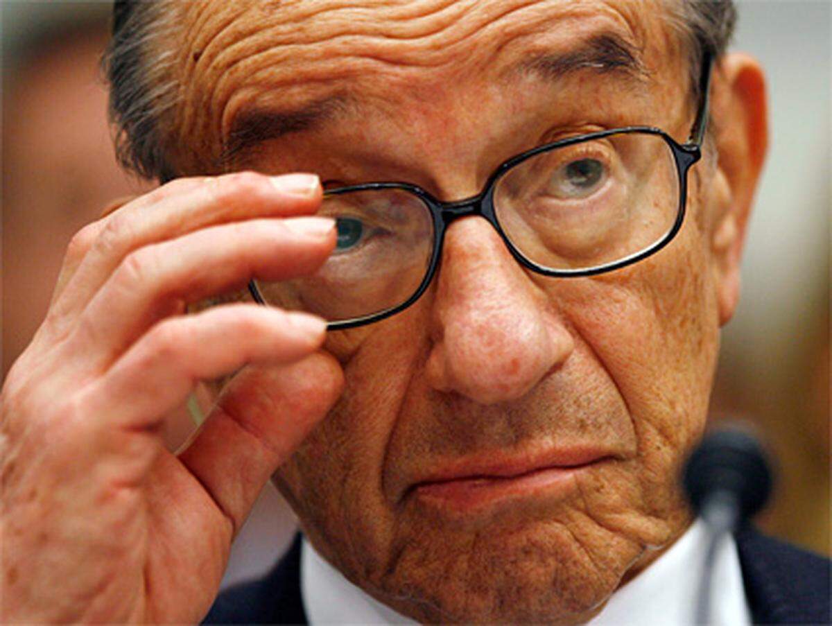 Nach der Finanzkrise klingt das anders. Auf einmal ist Greenspan schuld am Höhenflug der Finanzwirtschaft, die in die Krise führte. "In den Jahren 2003 bis 2005 stellte er den Banken zweitweise Liquidität fast zum Nulltarif zur Verfügung, obwohl die Wirtschaft kerngesund war"."So begannen überall exotische Finanzprodukte zu wuchern, die wie Schlingpflanzen immer stärker das reguläre Bankgeschäft erdrückten".