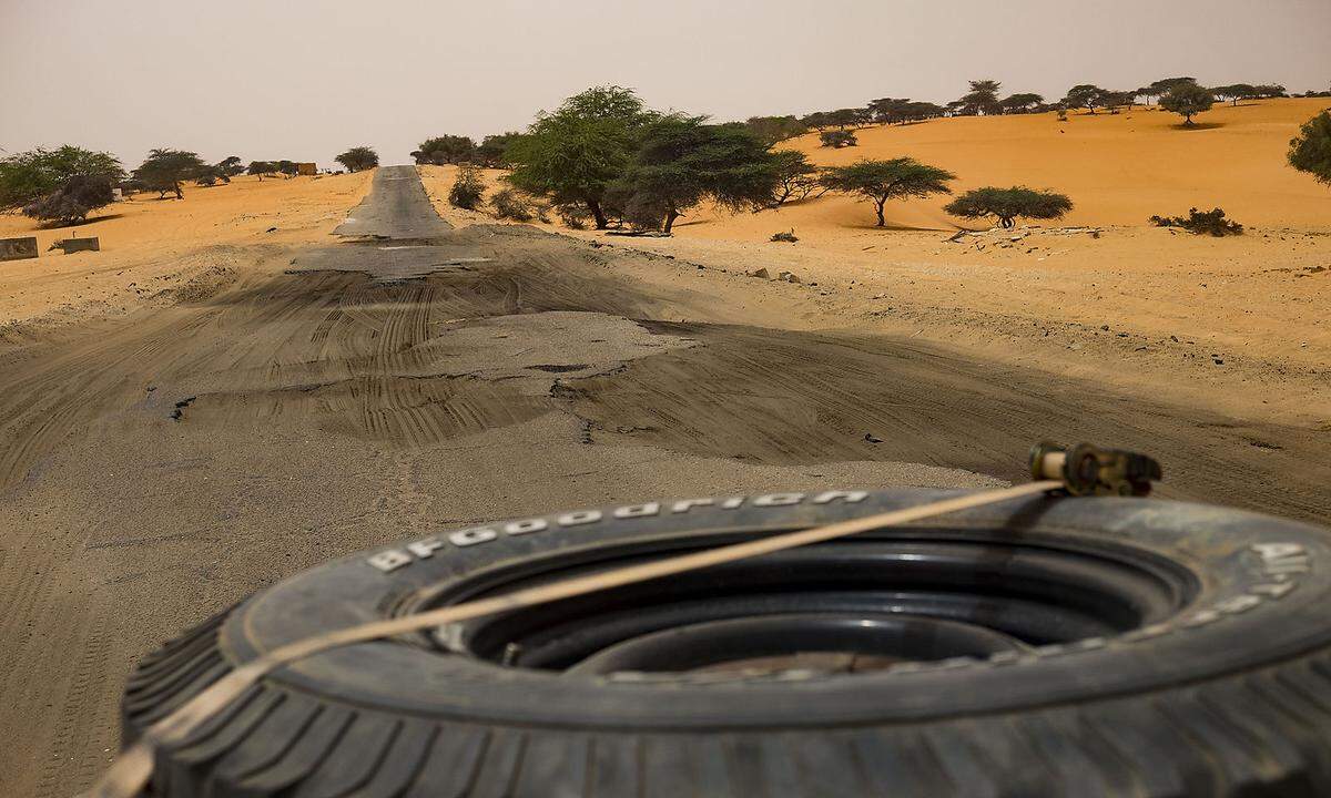 Immer weiter führt die Route in die Sahara hinein. Manche Straße versinkt halb im Sand.