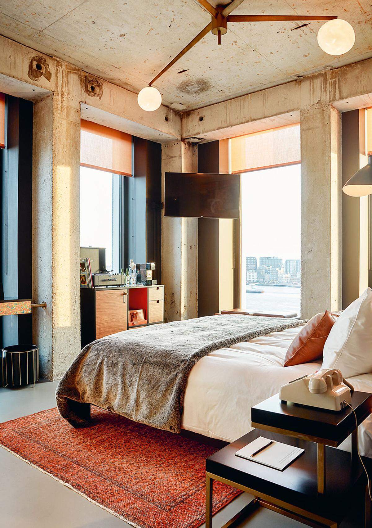 Das Sir Adam Hotel bietet einen Blick auf das Zentrum Amsterdams. 108 Hotelzimmer sind auf die untersten acht Stockwerke des Turms verteilt und wurden vom Designbüro ICRAVE eingerichtet. (Foto: Courtesy of Sir Hotels)