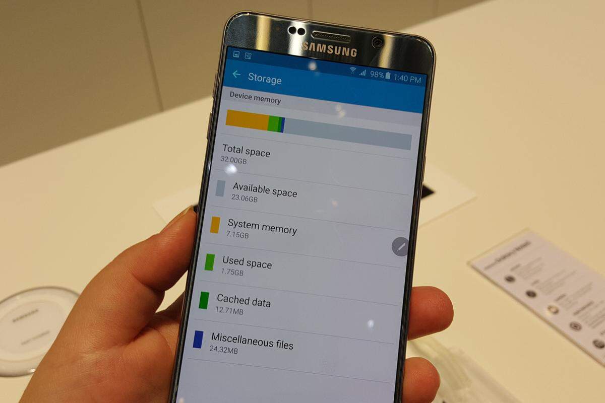 Beim Galaxy Note 5 stehen dem Nutzer in der 32-Gigabyte-Version insgesamt 24,85 Gigabyte tatsächlich zur freien Verfügung. Der Rest (7,15 GB) werden vom System beansprucht.