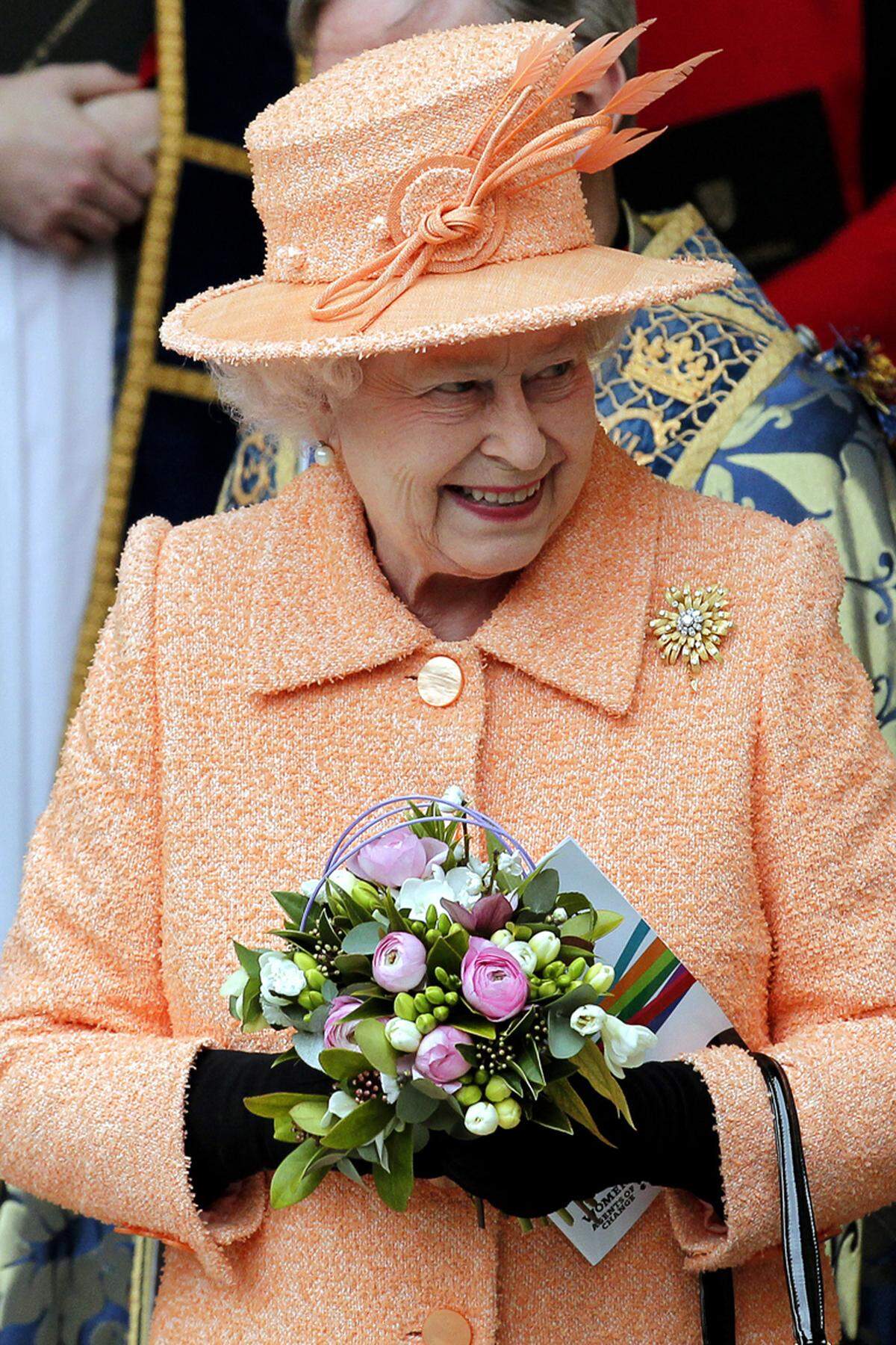 Königin Elisabeth II. hat langfristig gute Karten in den "Ältestenrat" aufgenommen zu werden: Die Queen, die am 23. April 2013 ihren 87. Geburtstag feierte, zeigt keinerlei Bereitschaft, es ihrer niederländischen Amtskollegin Beatrix gleichzutun und zugunsten ihres Sohnes abzudanken. Die alten Herren könnten also noch weibliche Konkurrenz bekommen.