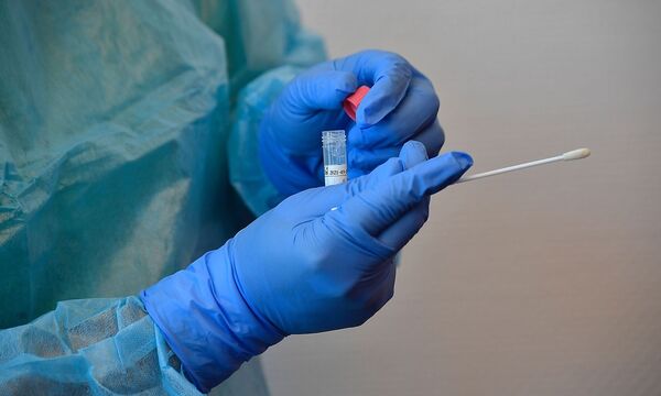 Rachen- und Nasenabstrich: Für Heimkehrer soll es in Deutschland die Möglichkeit zu gratis Coronatests geben.