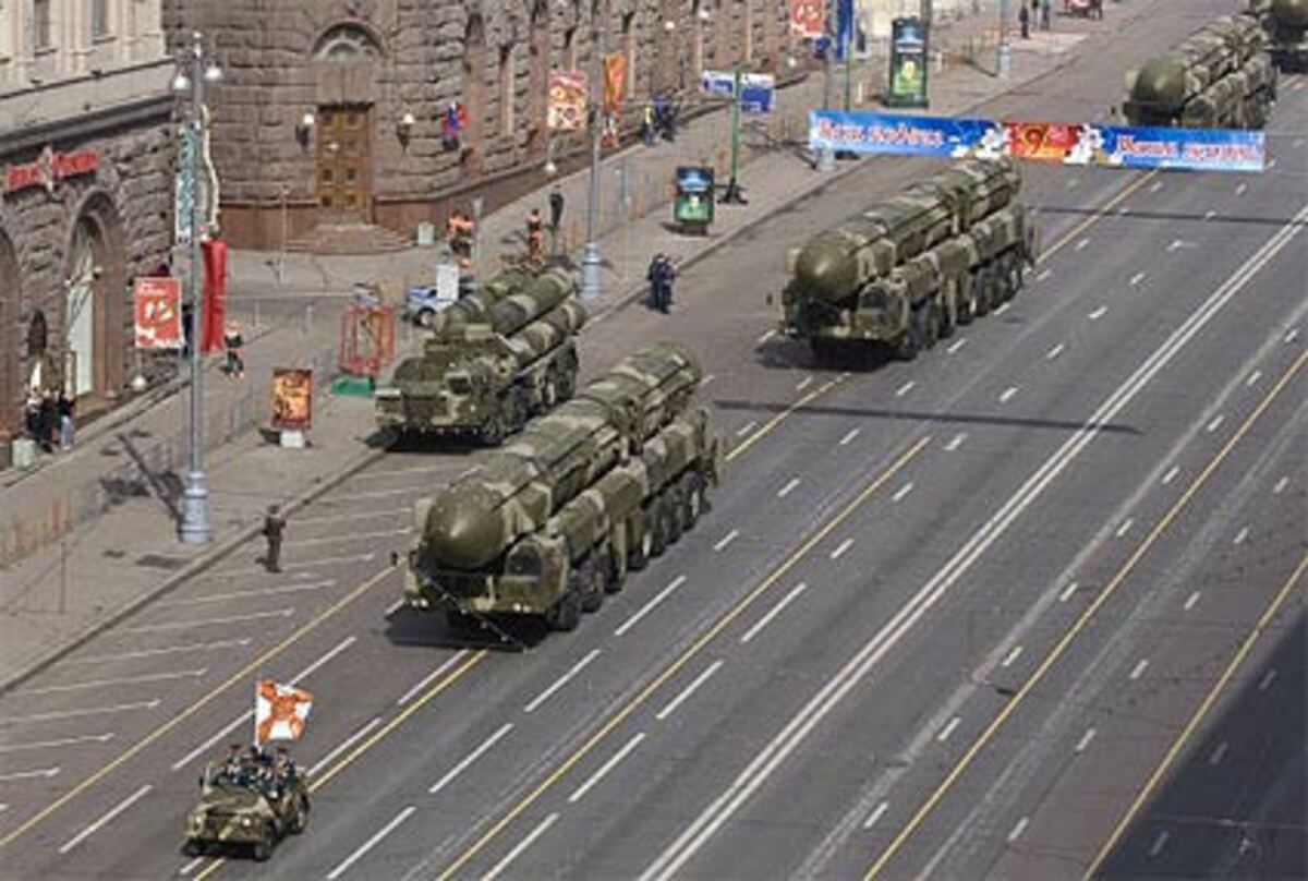 Flugzeuge "impfen" die Wolken schon Hunderte Kilometer entfernt von dem Ort, über dem der Himmel letztlich blau sein soll. Die Wolken werden entweder abgeregnet oder es fällt Schnee. Angeblich wird die Umwelt dadurch nicht belastet.