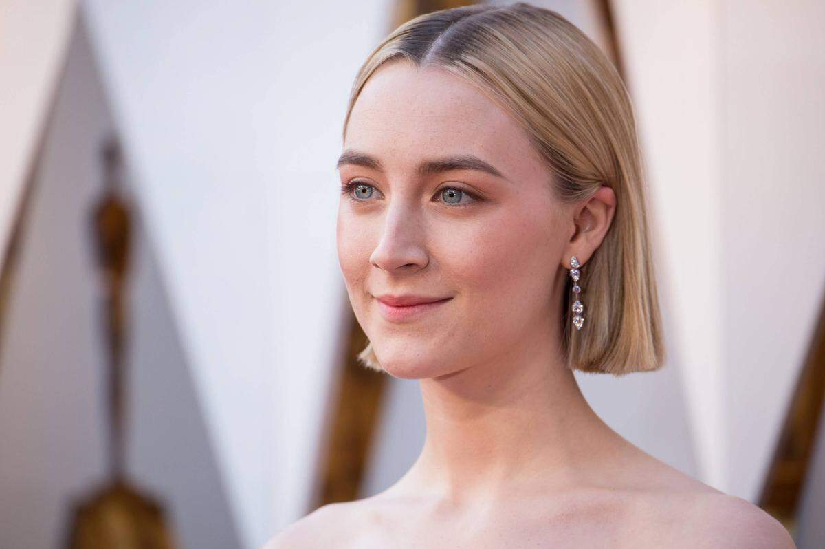 Saoirse Ronan kam ganz natürlich in Rosétönen und färbte sich auch ihren Haaransatz nicht nach.