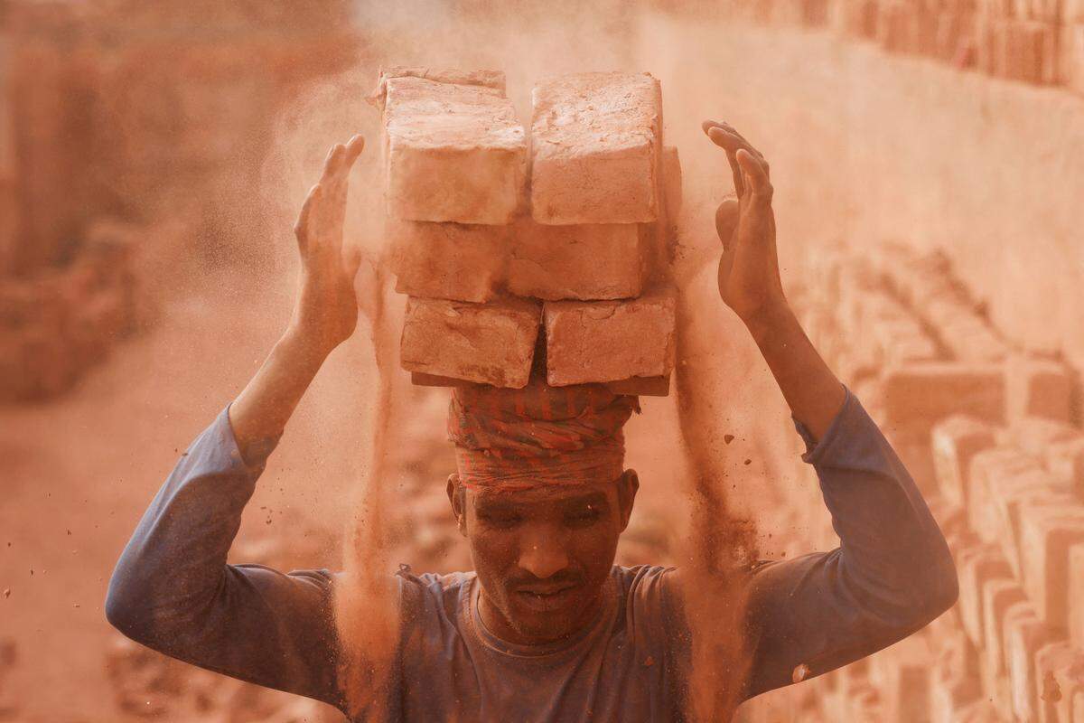 16. Jänner. Härteste Arbeit ohne entsprechende Schutzvorrichtung. Ein Arbeiter in einer Ziegelfabrik in Dhaka, Bangladesch.
