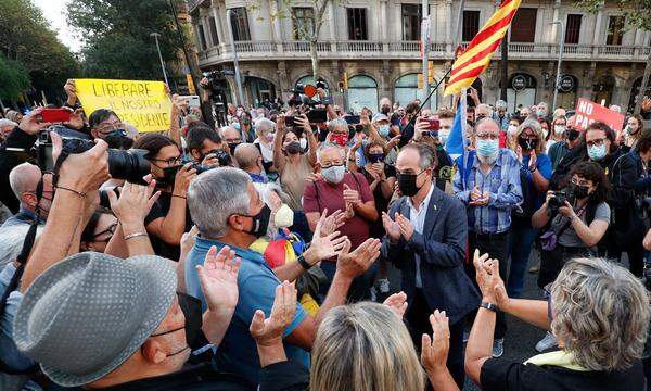 Nach der Festnahme des katalanischen Ex-Premiers Carles Puigdemont protestierten seine Anhänger in Barcelona vor dem italienischen Konsulat. 