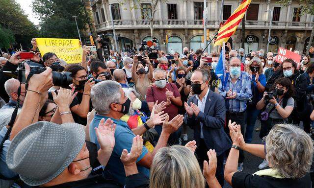 Nach der Festnahme des katalanischen Ex-Premiers Carles Puigdemont protestierten seine Anhänger in Barcelona vor dem italienischen Konsulat. 
