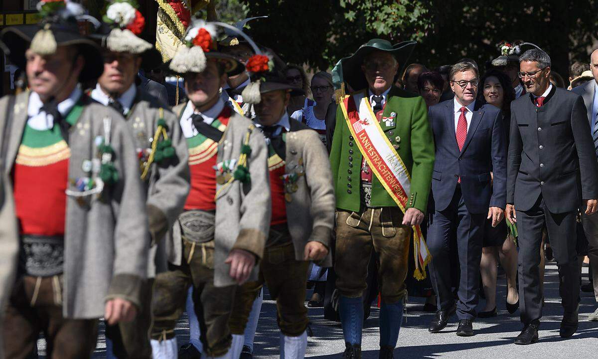 Neben dem Tiroler Landestrachtenverband kamen auch viele Besucher in Tracht gekleidet ins Zentrum.