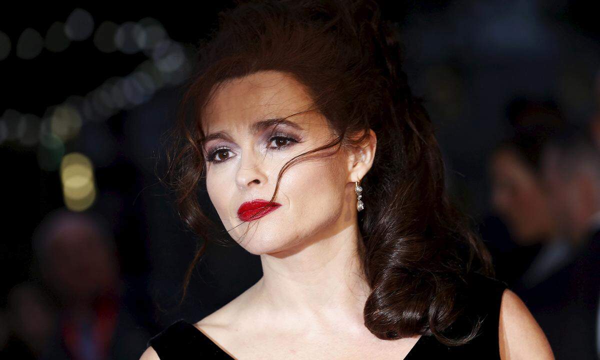 Helena Bonham Carter hat gleich vier Familienmitglieder gleichzeitig verloren. Der Sohn ihrer Cousine, deren Schwägerin, Mutter und Stiefvater kamen 2008 bei einem Autounfall im Südafrika Urlaub ums Leben.