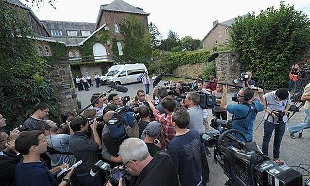 Vor dem Kloster warten Journalisten auf die Ankunft von Michelle Martin.