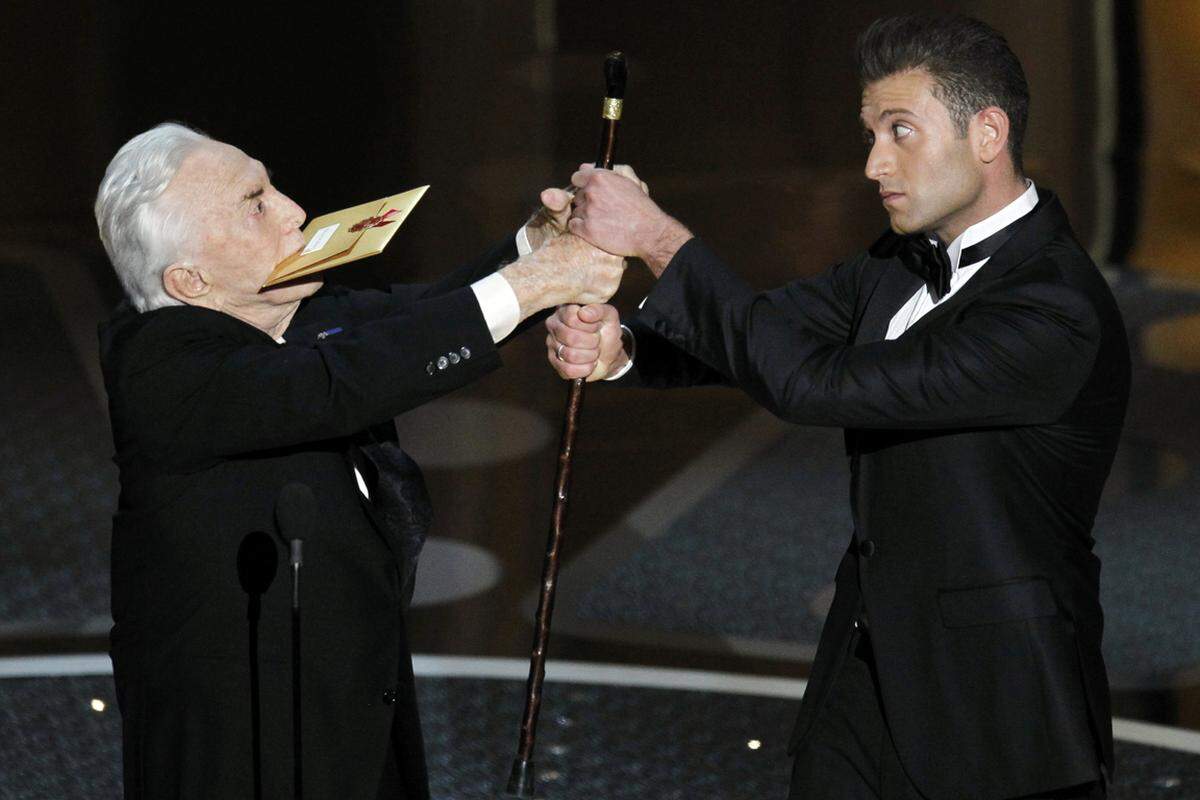 2011 war Kirk Douglas auch noch bei der Oscar-Verleihung aufgetreten: zwar von einem Schlaganfall gezeichnet, genoss er sichtlich seinen Auftritt und trieb Scherze mit seinem Gehstock. 