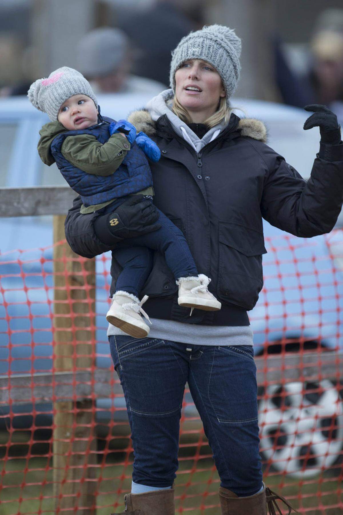 Am 17. Jänner 2014 gab es für den britischen Königshof Nachwuchs. Zara Philips, die angebliche Lieblingsenkelin von Queen Elizabeth, brachte ein Mädchen zur Welt. Zara und Ehemann Mike Tendall tauften sie Mia Grace.