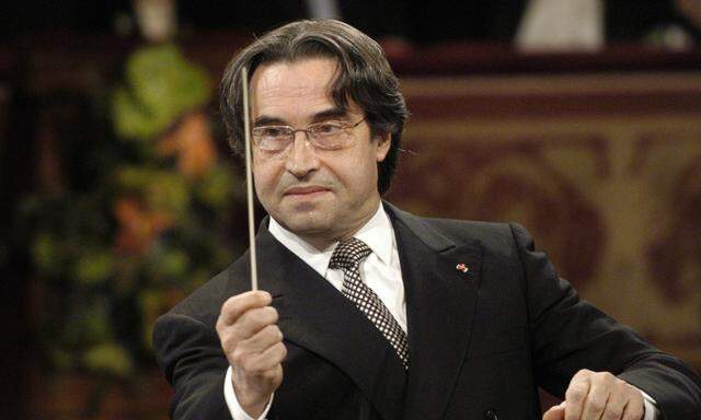 „Dieses eins, zwei und vielleicht drei“: Riccardo Muti beim Neujahrskonzert 2004.