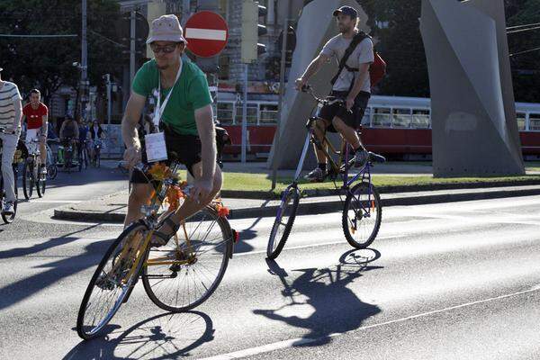 Abenteuerliche Fahrradkreationen am Kai.