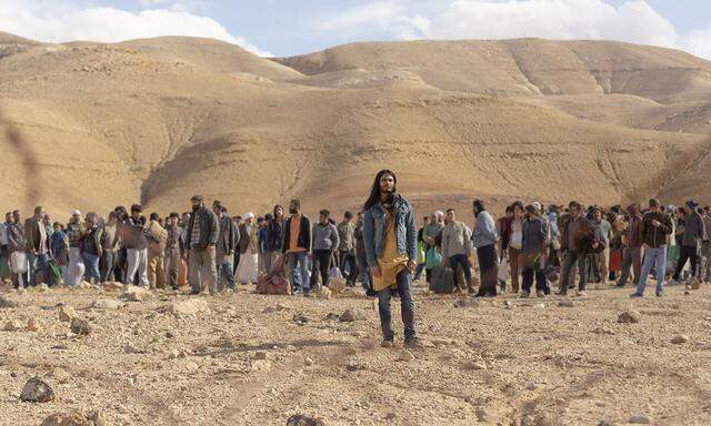 Al-Masih (Mehdi Dehbi) bricht mit 2000 Palästinensern im Schlepptau nach Israel auf. Dort schrillen die Alarmglocken.