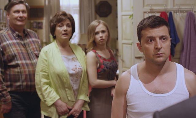 Auch die Familie des Präsidenten in Feinripp (Wolodymyr Selenskij) wird auf die Schaufel genommen. Zu sehen noch bis 18. Mai in der Arte-Mediathek. 