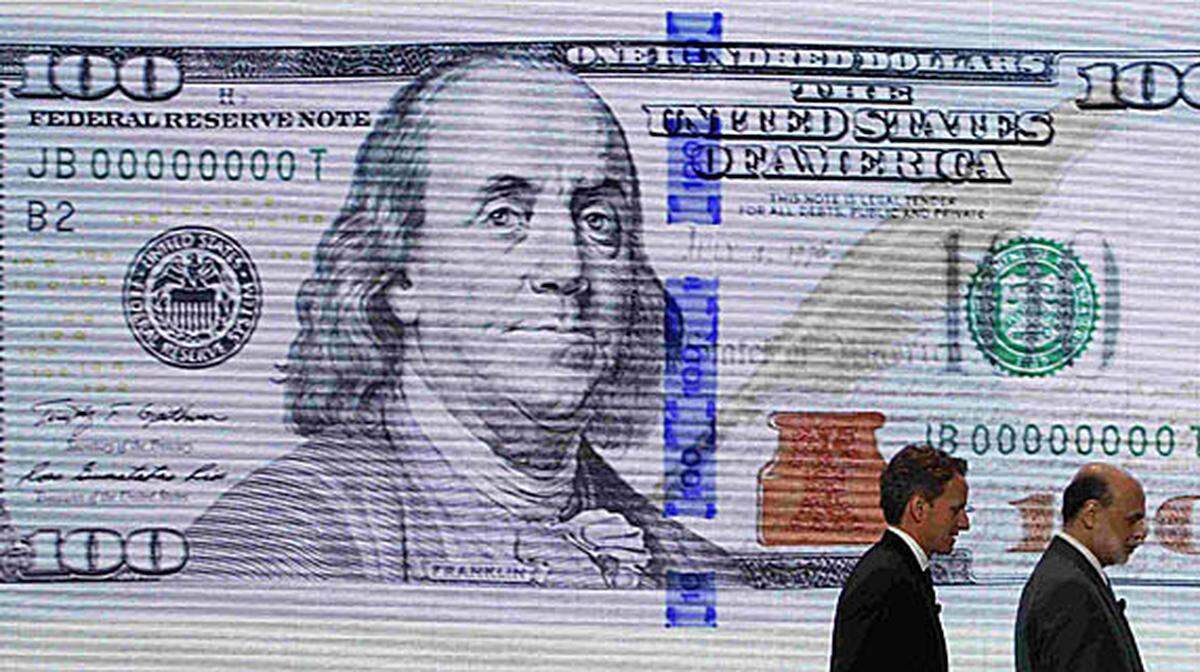 Der außerhalb der USA am häufigsten gefälschte Dollar-Schein werde aber neue Sicherheitsmerkmale enthalten, darunter ein dreidimensional erscheinendes blaues Band.