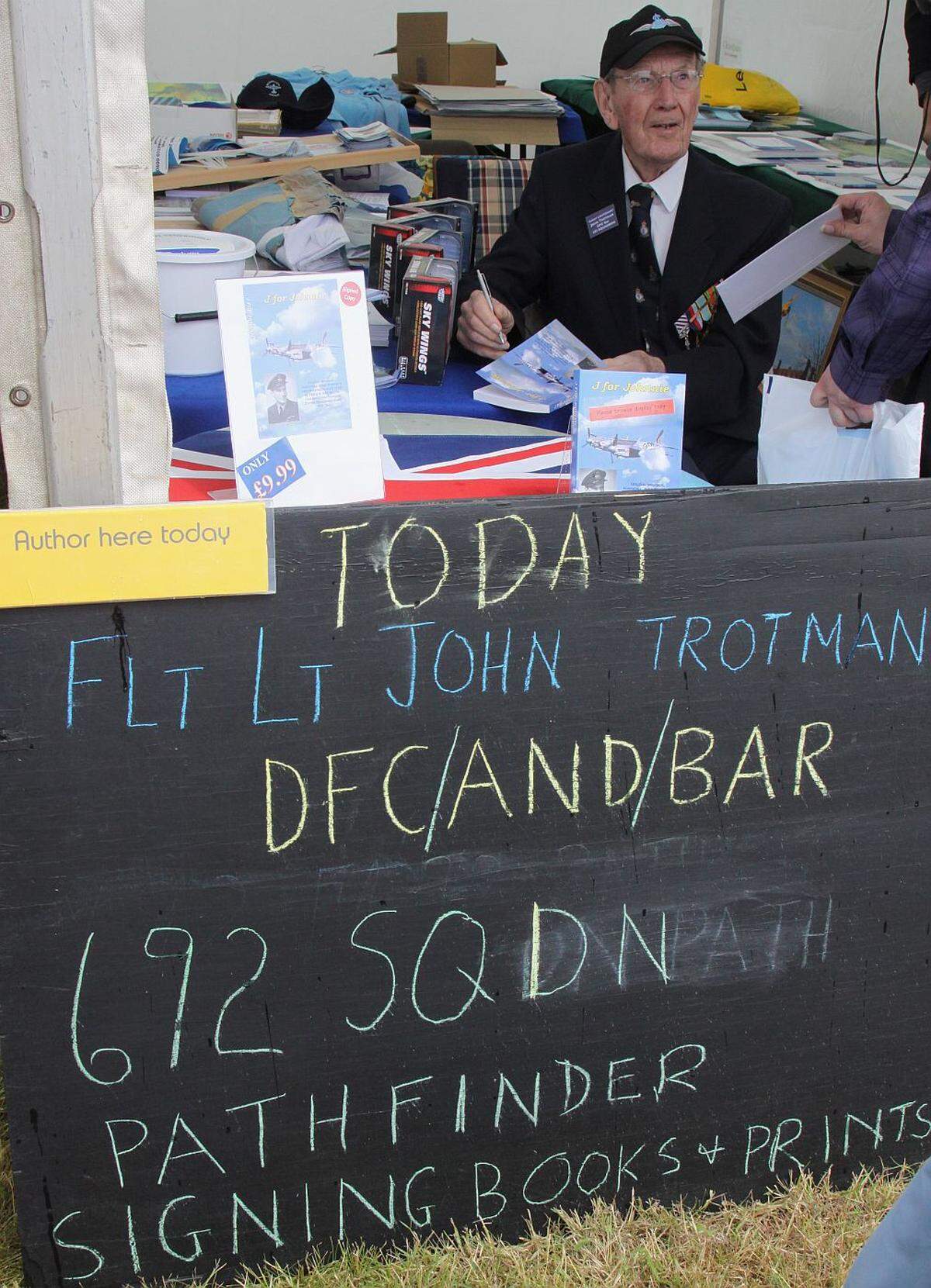 An mehreren Orten signieren in Fairford (immer weniger werdende) Veteranen ihre Bücher oder Poster mit Flugzeugprofilen (sog. "Squadron Prints") oder die sehr populären Drucke von Luftfahrtmalern. Das kann rasch bis 200 Pfund kosten, pro Signatur.