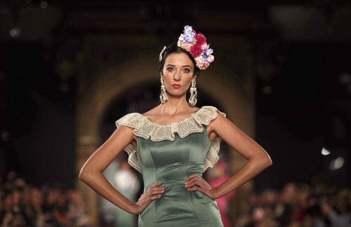 Rüschen und Raffungen dürfen bei den figurbetonten Flamencokleidern natürlich nicht fehlen. Blumen sind für Designerin Maria Amador ebenfalls wichtig.